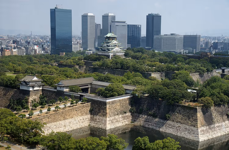 Burg Osaka, Steinmauern, Wassergraben, Wolkenkratzer