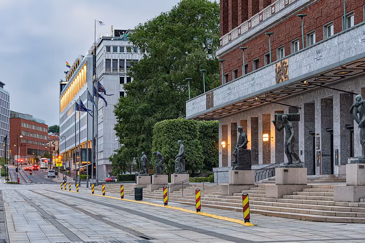 Basamakları ve heykelleriyle Oslo Belediye Binası girişi