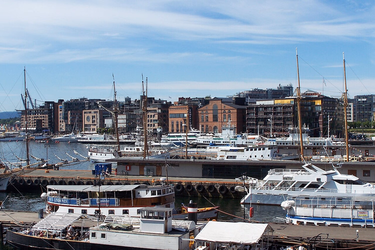 Teknelerin bulunduğu liman ve Aker Brygge sahil binaları