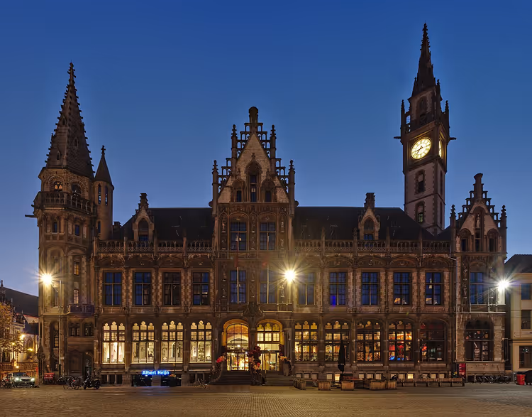 Historisch postkantoor van Gent 's nachts verlicht