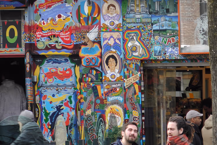 Stadsmuur met graffiti en voorbijgangers in Amsterdam