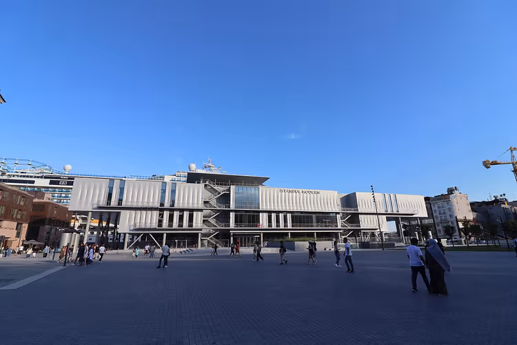 Istanbul Museum voor Moderne Kunst, buitenaanzicht