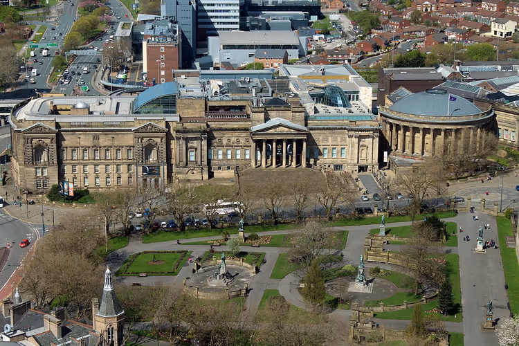 Utsikt over St John's Gardens og William Brown Street