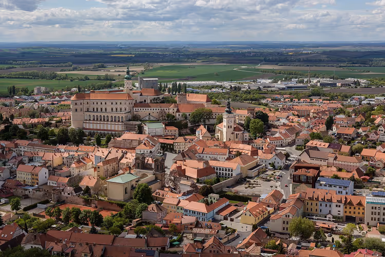 Panorama over Mikulov med slott og ås
