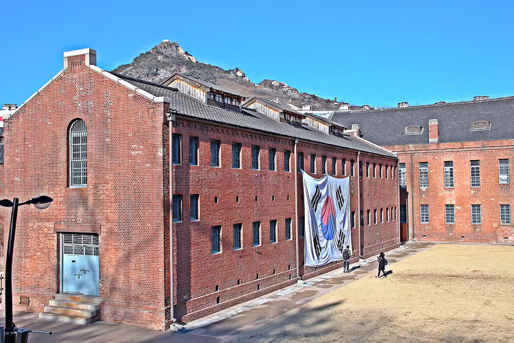 Seodaemun Hapishanesi'nin eski kırmızı tuğlalı binası