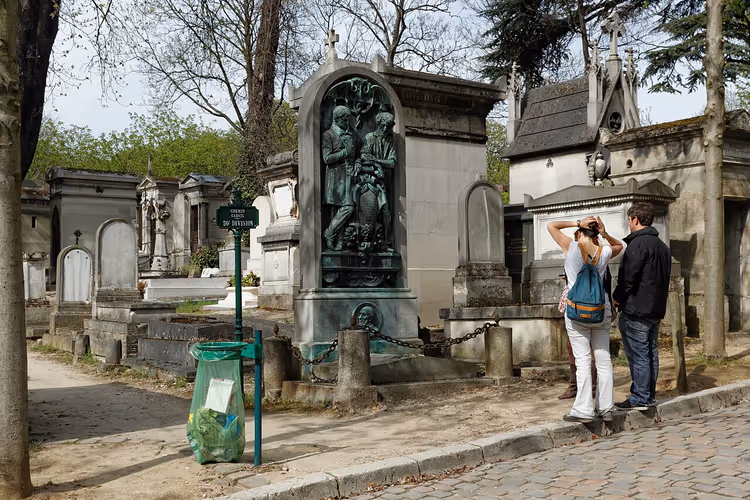 Graf met een bronzen reliëf op de begraafplaats Père Lachaise