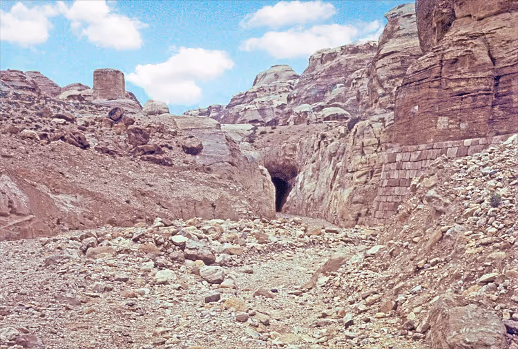 المدخل الصخري لسيق البتراء