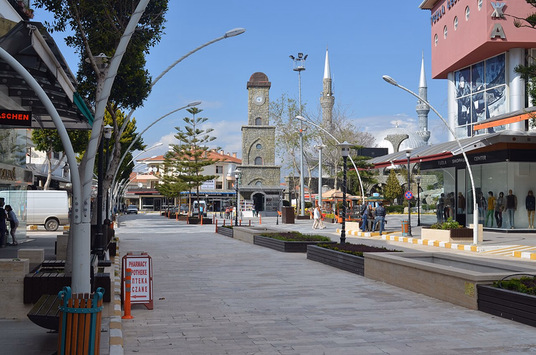 Belek'te saat kuleli yaya caddesi