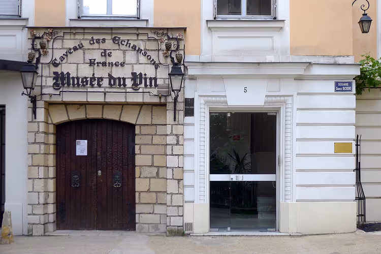Tabelalı Paris Şarap Müzesi'nin girişi