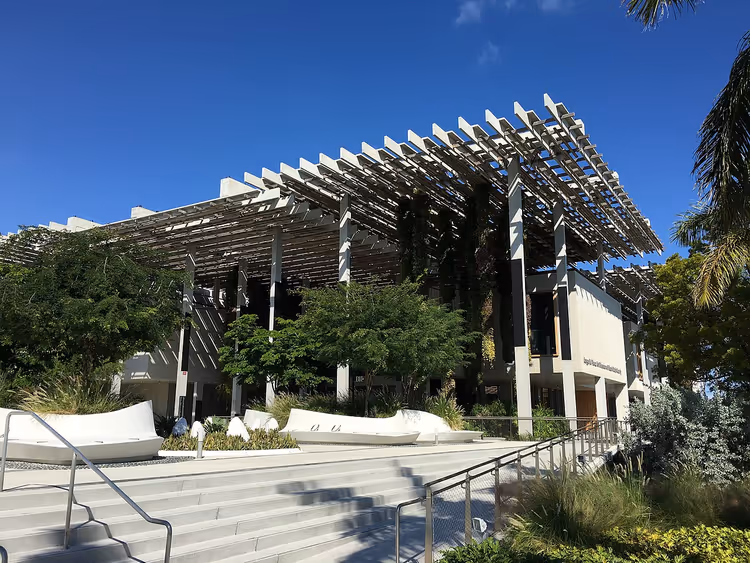 Façade du Perez Art Museum avec auvent et palmiers