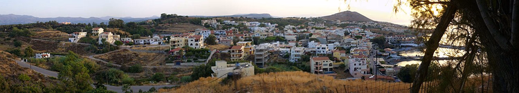 Koyun üzerindeki tepelerde Panormo köyünün panoraması