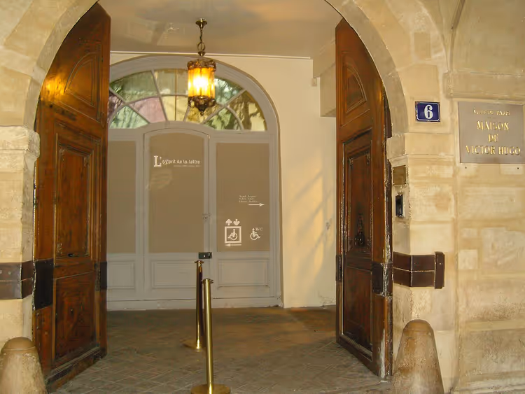 Paris'teki Maison de Victor Hugo'nun girişi