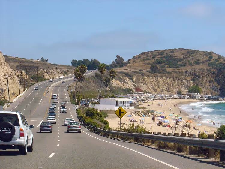 Pacific Coast Highway langs stranden i Laguna Beach