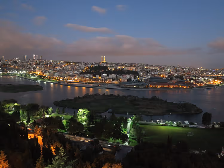 Bir tepeden Haliç'in gece görünümü