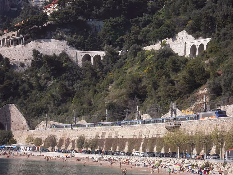 Deniz ve demiryolu ile Marinière plajı