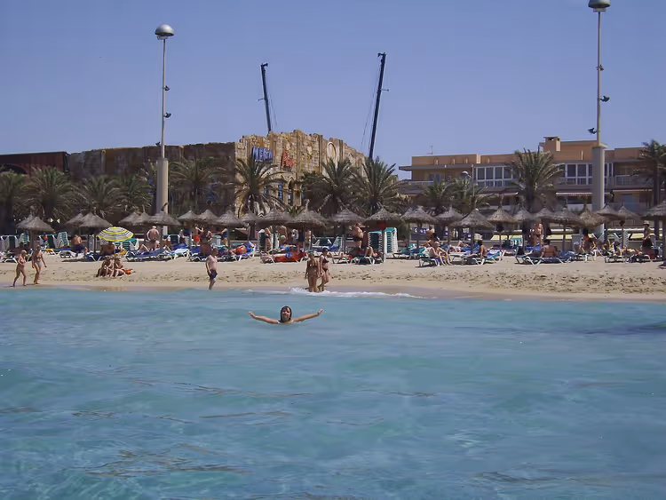 Playa de Palma med parasoller og palmer
