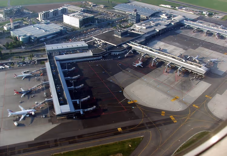 Flyfoto av Ruzyně lufthavn med fly