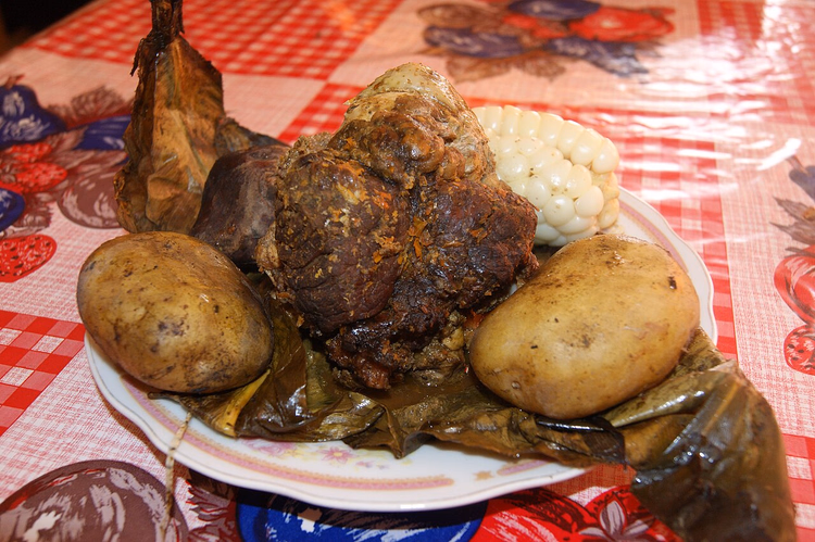 Et, patates ve mısırlı pachamanca