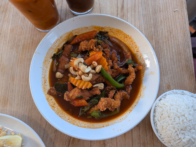 Würziges Thai-Gericht mit Cashewkernen und Reis