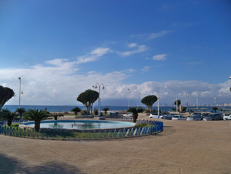 Piazza con fontana sul mare a El Palo