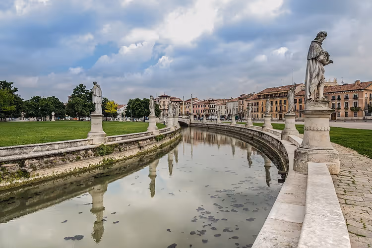 Piazza Prato della Valle met gracht en standbeelden