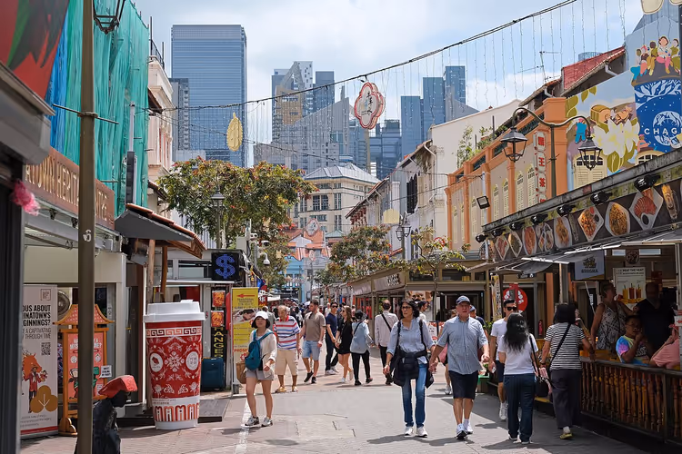 Straße in Chinatown mit Laternen und Fassaden