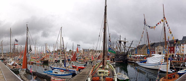 Hafen von Paimpol mit Segelbooten während des Festivals