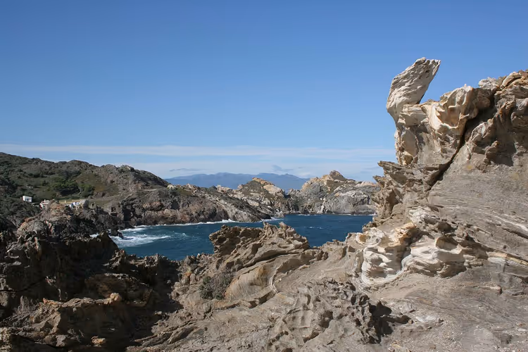 Vinterkysten av Costa Brava, kaldt hav