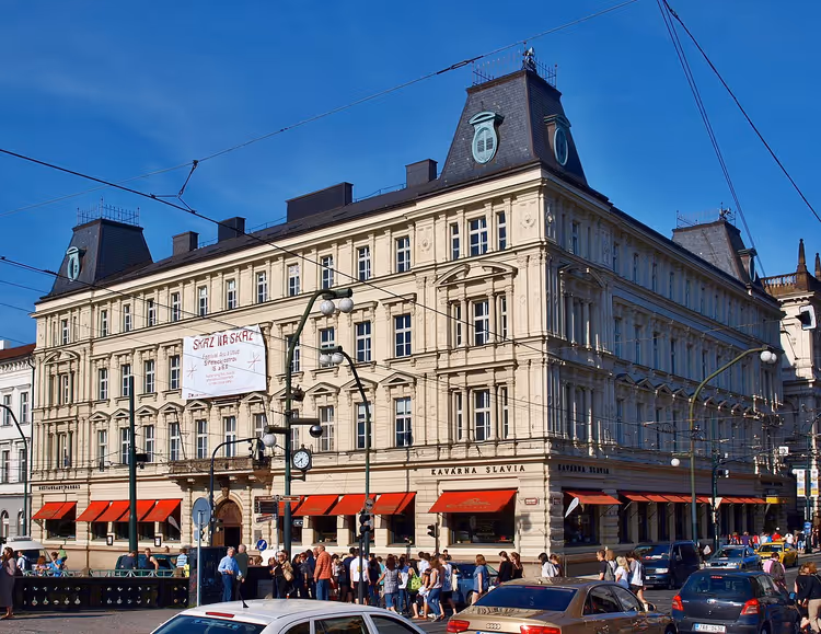 Gevel van het gebouw met Café Slavia op de begane grond