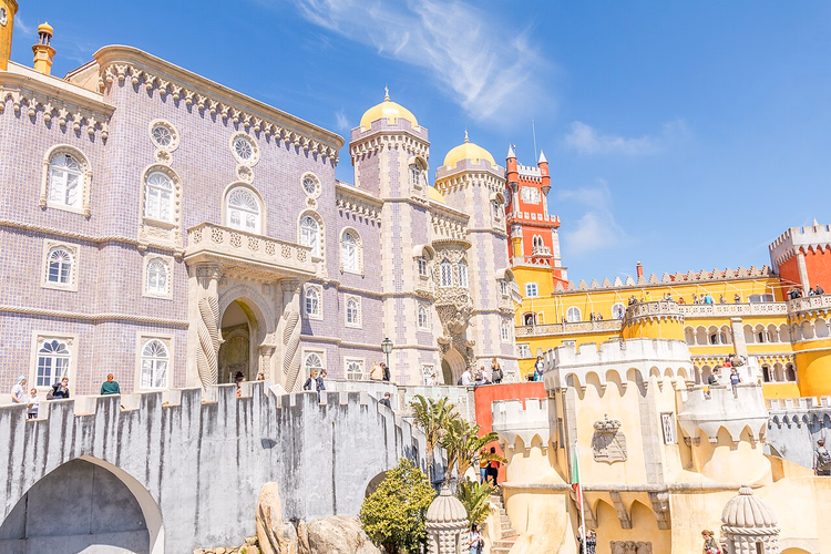 Bunte Türme und Fassaden des Pena-Palasts in Sintra