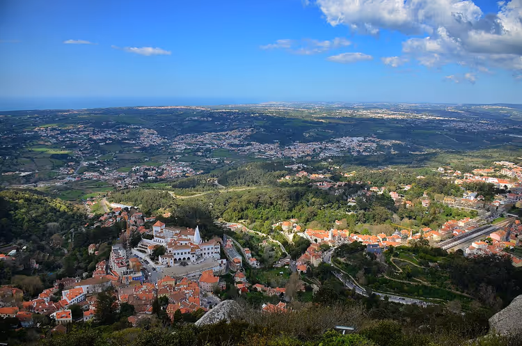 Panoramisch uitzicht op Sintra van bovenaf: rode daken en heuvels