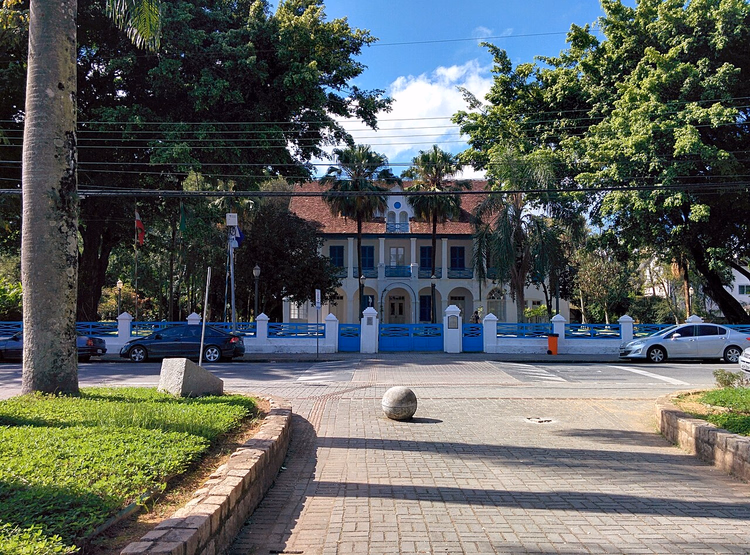 Palmiye ağaçlarının arkasındaki çitle çevrili Joinville Prensler Sarayı