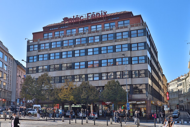 Phoenix Palace met bewegwijzering op het Wenceslasplein