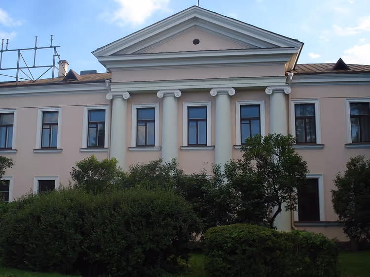Vilnius'ta sütunlu pembe-bej Neoklasik konak