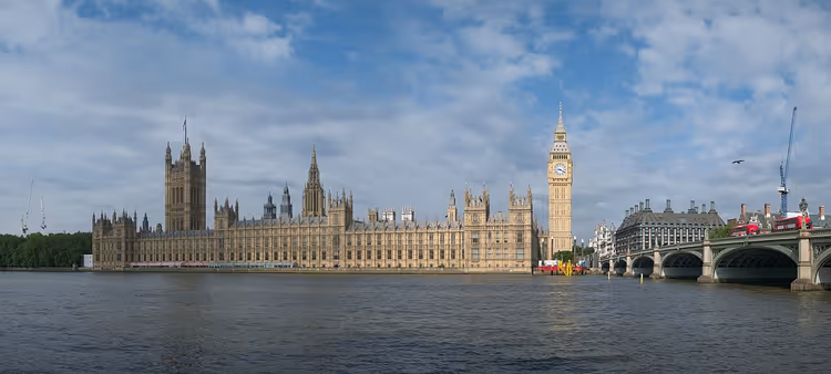 Thames üzerinde Westminster Sarayı ve Elizabeth Kulesi