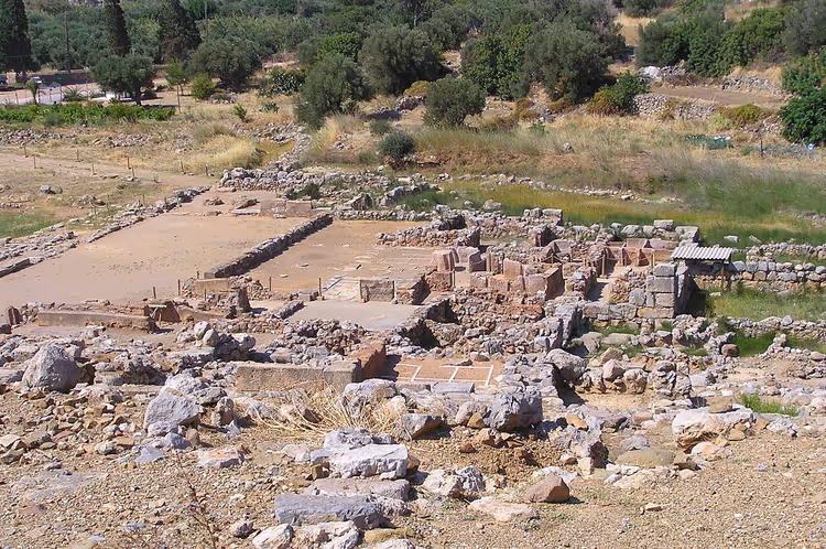 Ruinen des Palasts von Kato Zakros an einem felsigen Hang