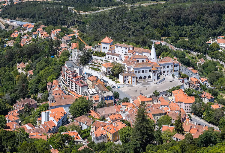 Panorama von Sintra mit dem Nationalpalast in den Hügeln