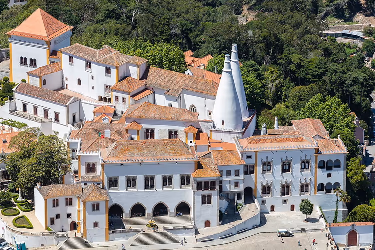 Wit paleis met kegelvormige schoorstenen in Sintra