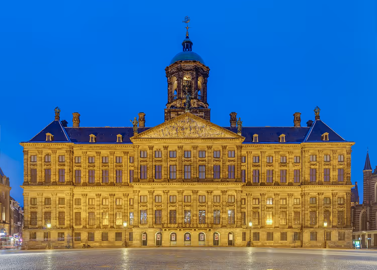Det kongelige slott i Amsterdam om natten på Dam-plassen