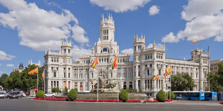 Madrid'de bir meydanda Cibeles Sarayı