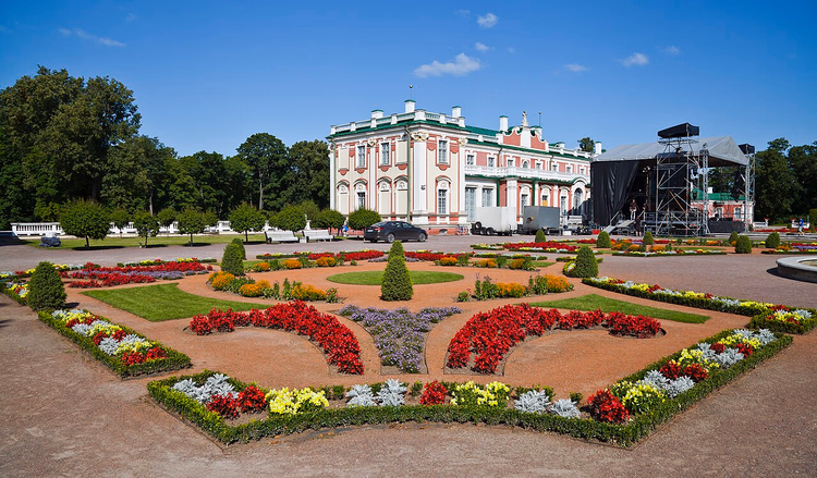 Kadriorg-paleis en bloementuin voor de gevel in de zomer