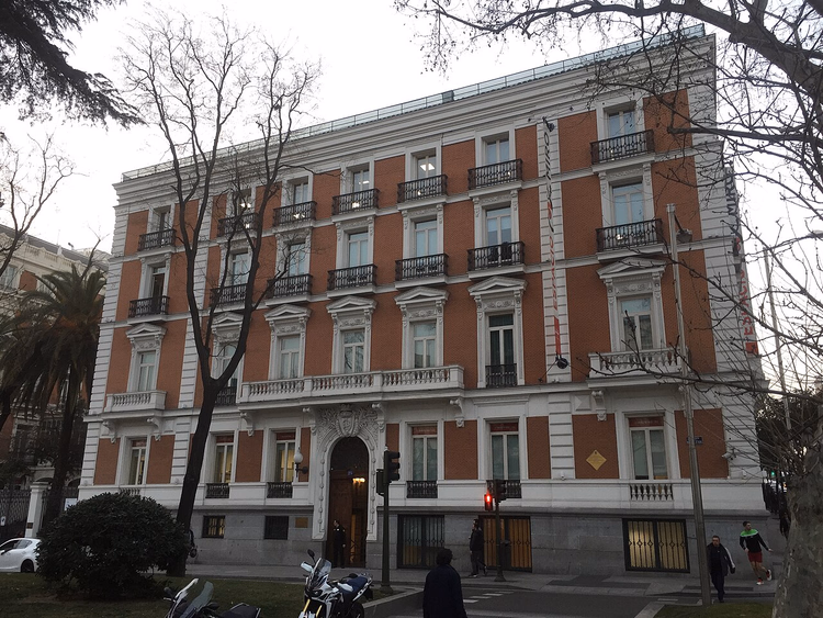 Palazzo in mattoni della Fondazione Mapfre su Recoletos
