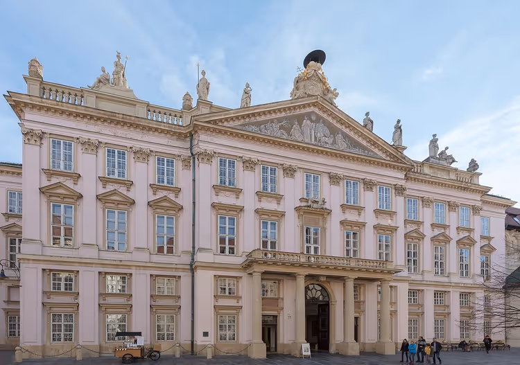 Det rosa primaspalasset i Bratislava, utsikt fra torget
