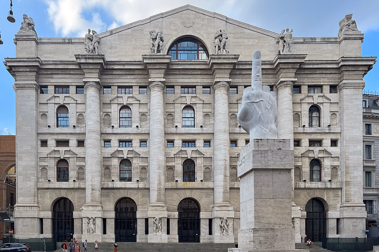 Palazzo Mezzanotte og L.O.V.E.-skulpturen på plassen