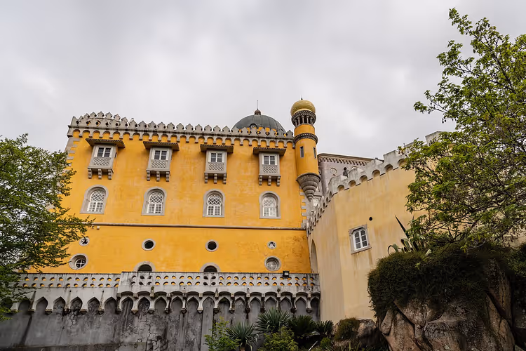 Gele gevel van Pena-paleis in Sintra