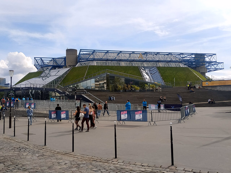 Bercy'deki çimenlik yamaçlarıyla Accor Arena