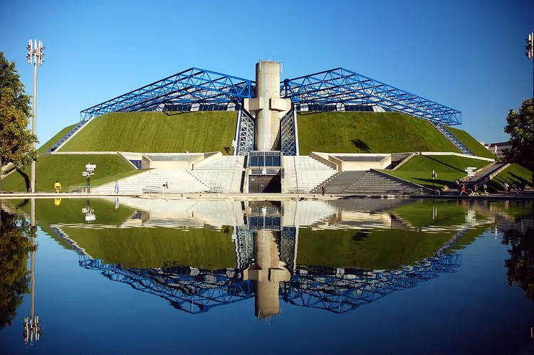 Parque e bairro moderno de Bercy em Paris
