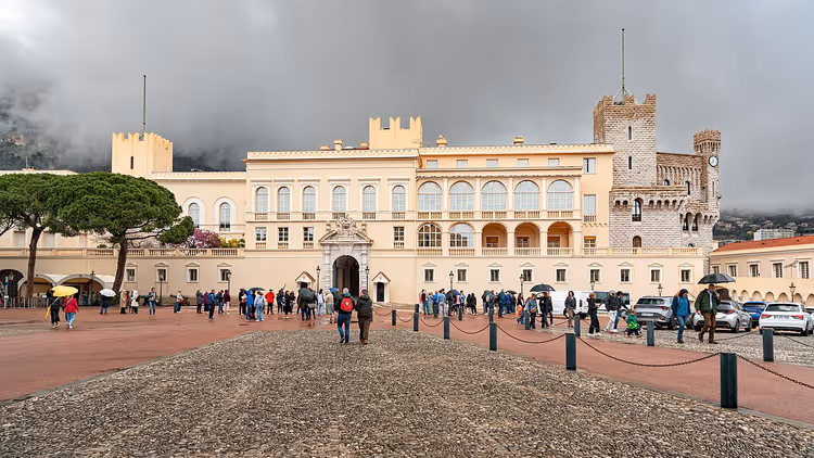 Fyrstepalasset i Monaco sett fra plassen en overskyet dag
