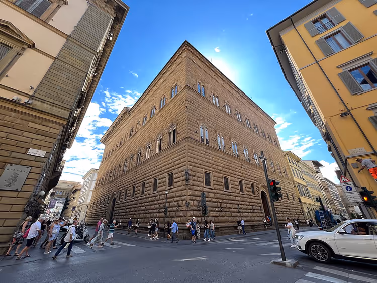 Hjørnepalass med rustikert fasade i Firenze