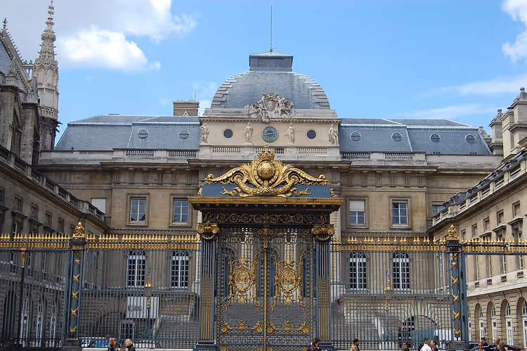 Palais de Justice i Paris med forgylte porter